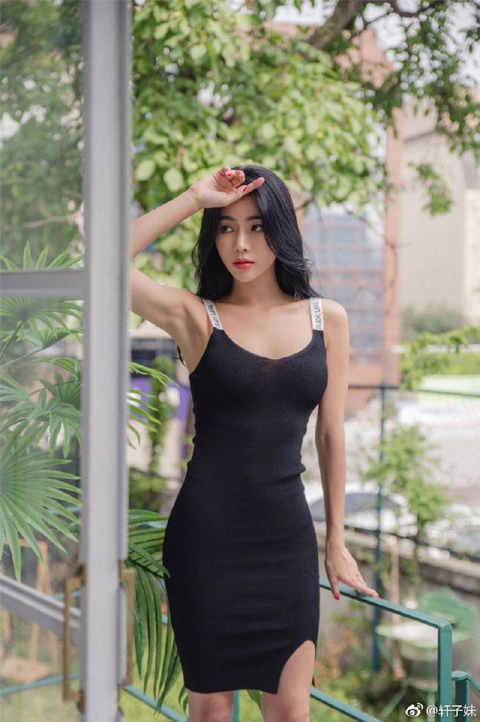 成熟的女人也很美小姐姐吊带黑裙秀性感身材