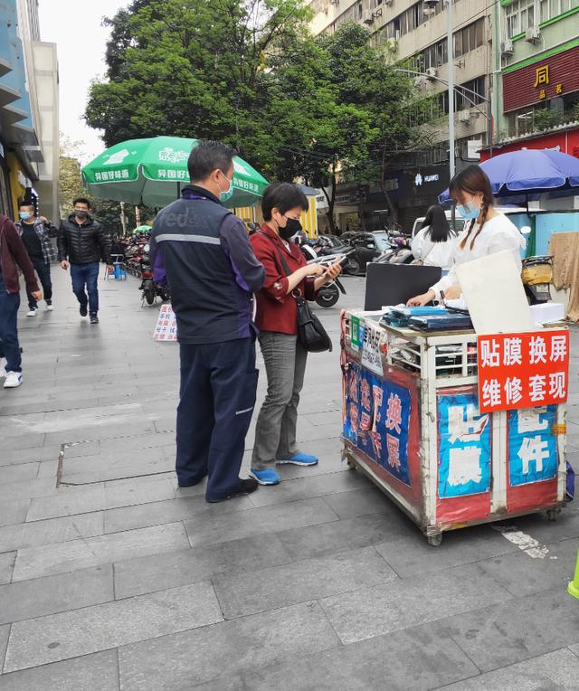 熟悉的"吆喝声"回来啦贴膜,换屏,手机选号……在太升南路,路边贴膜的