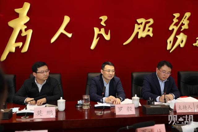 罗毅与区担保有限公司及工商银行股份有限公司贵阳分行现场签订"产业