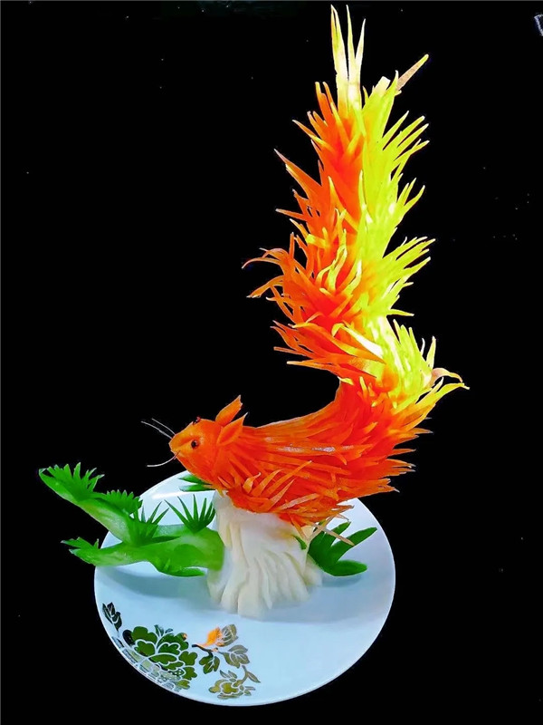 连续几年,他每个月都坚持创新菜品,并且在后厨自做自拍,多次跟大家