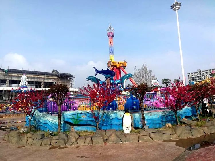 考察组一行实地查看了上亿集团投资开发的淅川上亿广场,上亿游乐园,上