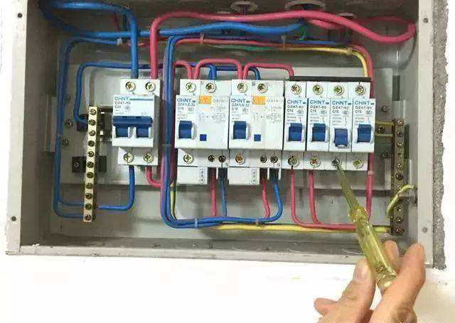 电工带电作业接线顺序及注意事项