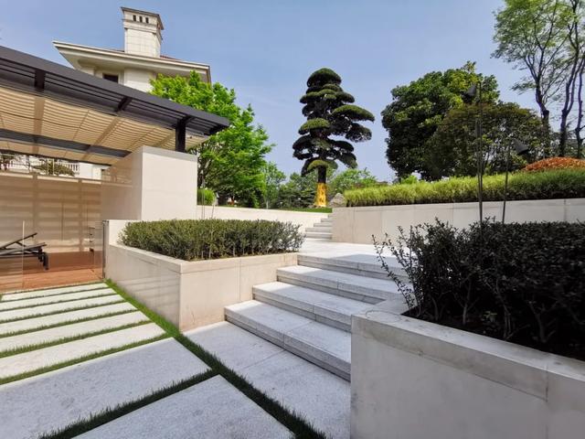 背山靠水温情满满这座极简风花园目之所及皆是美好