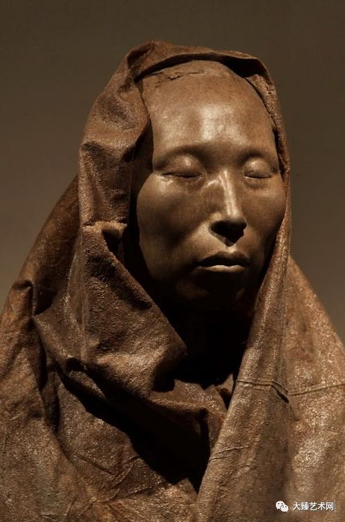 雕塑家邓柯她具备了未来新一代雕塑艺术家的良好素质