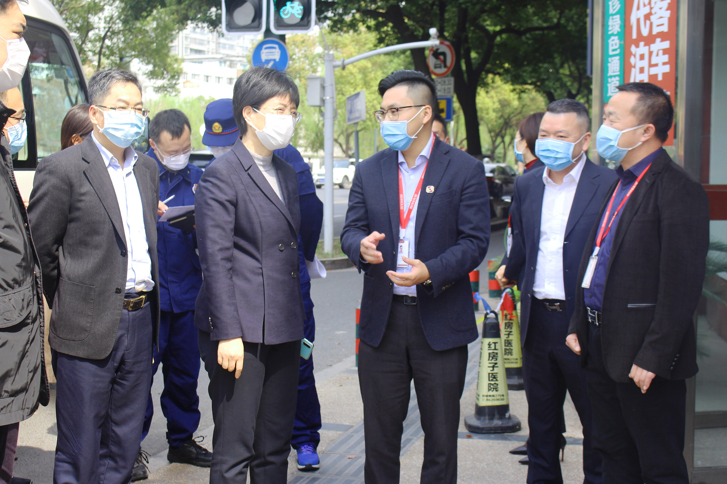 江阴市副市长许晨市卫健委主任谈海平一行莅临大友投资江阴红房子检查