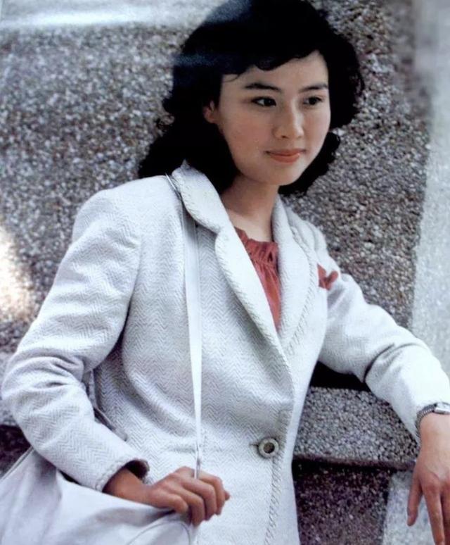 她曾齐名刘晓庆,一婚失败隐退卖啤酒,二婚成了杜淳后妈又离婚_赵娜