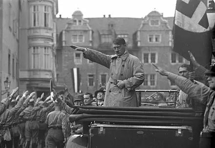 图片来自wiki二战后,纳粹手在德国随即被禁止