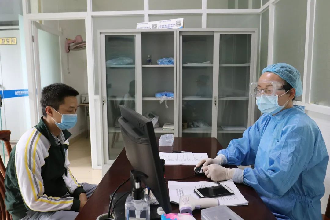 该生宿舍活动区域进行隔离,对停留的区域进行终末消毒应急演练场景三