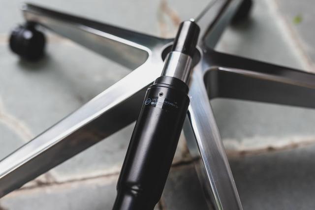 气压棒国产,进口的都采用韩国三弘的气压棒,金属脚虽然都是五星金属脚