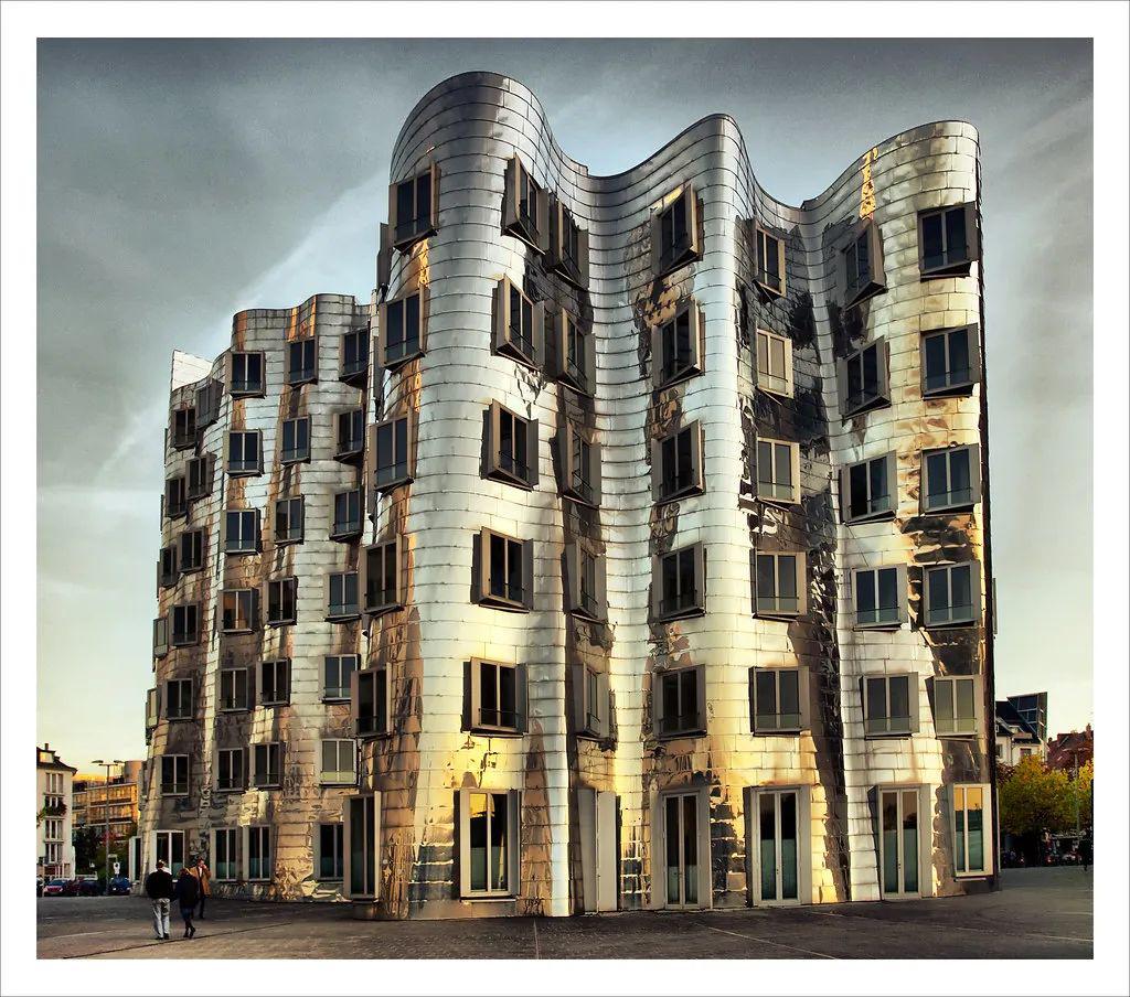 owen gehry,1929年2月28日-),美国后现代主义及解构主义建筑师,曾获得