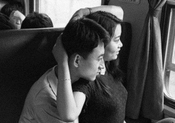 老照片那个年代的青年男女恋爱谈的是爱情理想追求