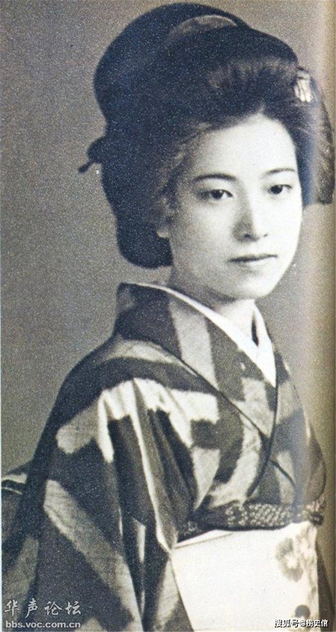 日本老照片战后有人在舞会上跳舞有人住在水泥管里