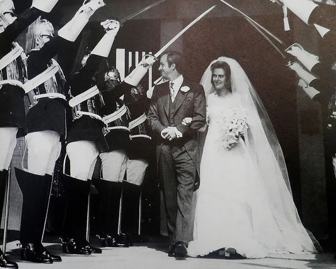 原创卡米拉第一次结婚太拉风穿婚纱笑靥如花女王母亲和公主来捧场