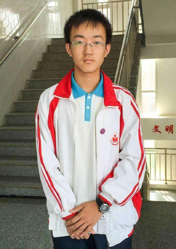 他是河北高考状元清华为了邀请他登门拜访当夜就接回了北京