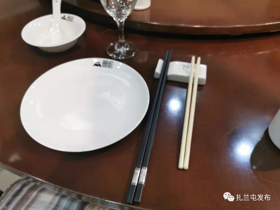扎兰屯市恢复餐饮堂食公筷公勺成标配众志成城抗击疫情