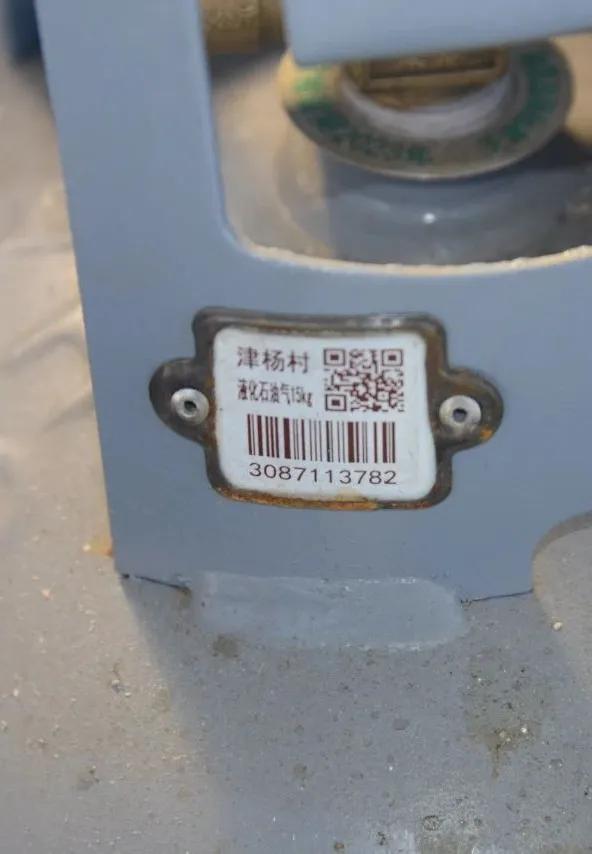 人员对液化气站的气瓶进行严格检查,通过扫描二维码,查看钢印和标签等