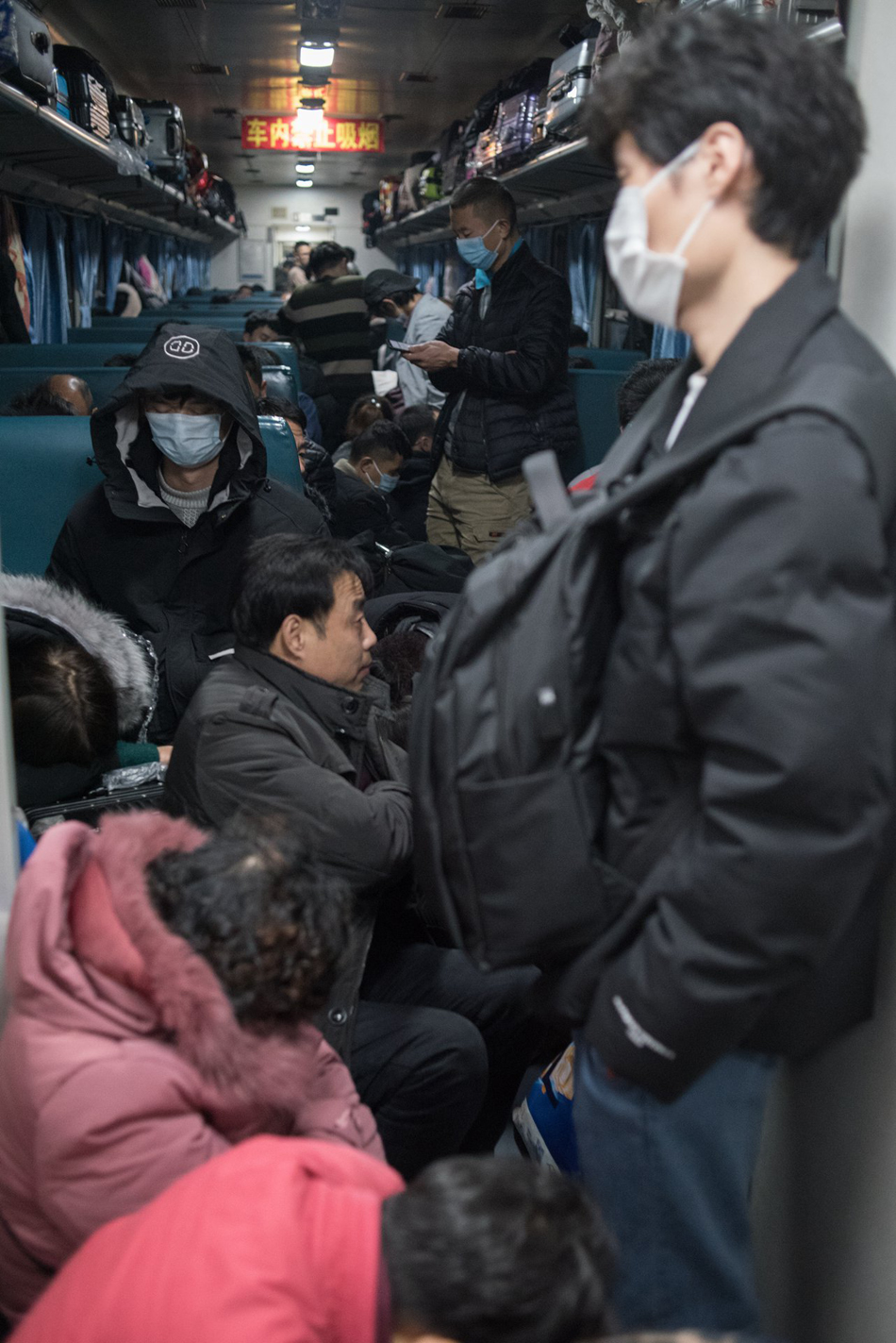 摄影师钱海峰疫情下的春运绿皮车