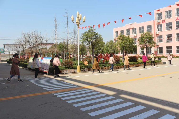抗击疫情未雨绸缪静待花开临沂朱陈小学一二年级开展疫情防控演练