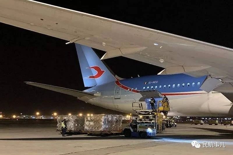 意大利neos航空波音787搭载抗疫物资运抵米兰机场