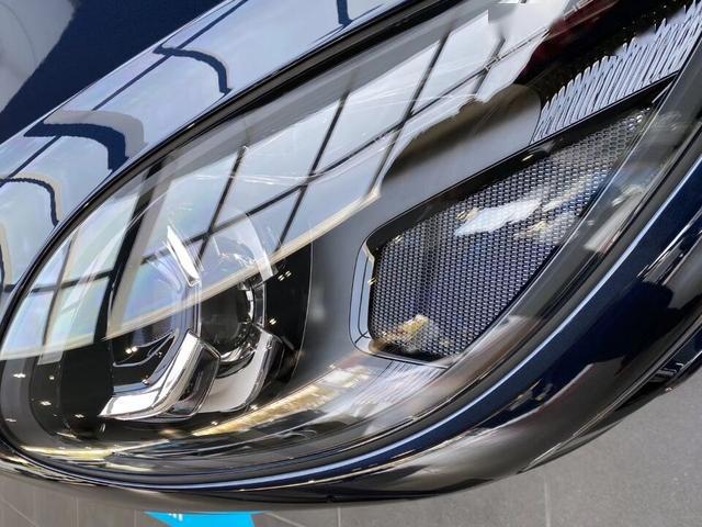 最新款保时捷macan到店矩阵大灯炫彩内饰网友缩小版卡宴