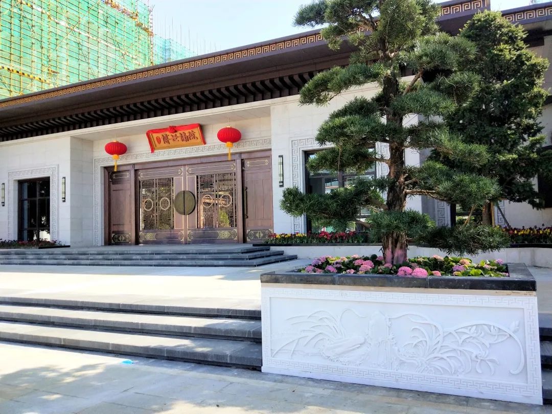 长远绵连回字纹屋檐一气呵成▲楠院大门实景颇有世家望族的门仪风范