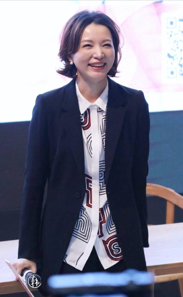 黑色西装怎么穿不呆板老气?学董卿搭几何白衬衣,高级时髦又优雅