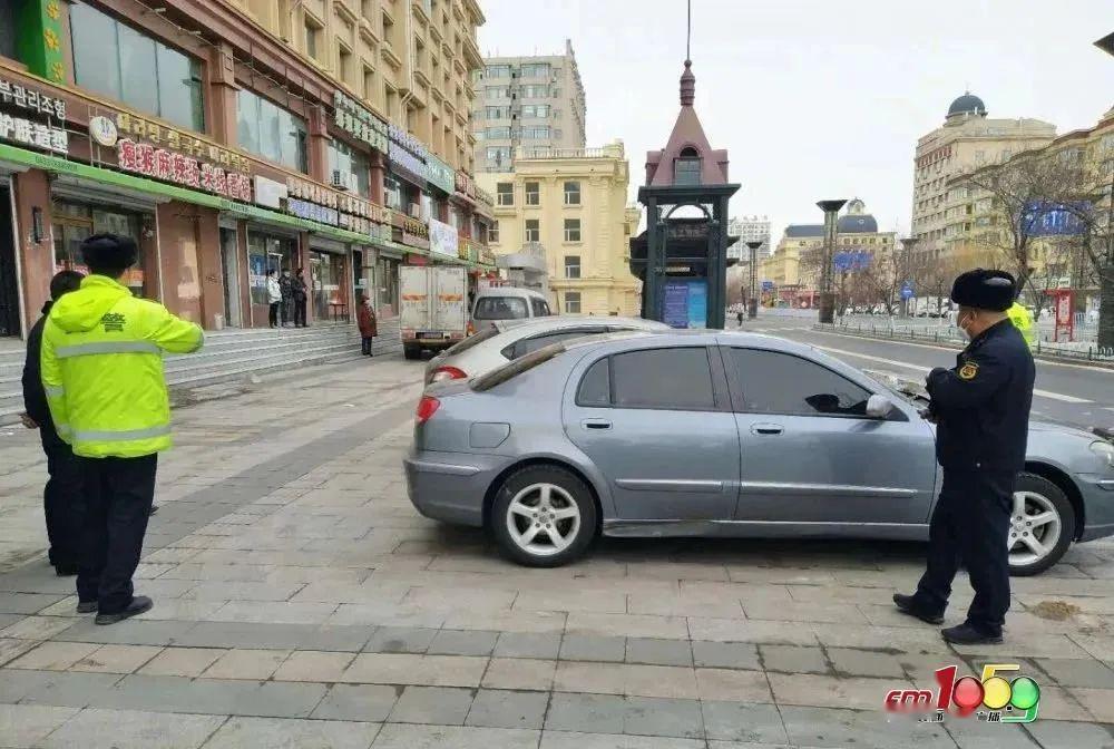 科,河南大隊執法人員聯合交警,對擅自進入人行道違章停車行為進行整治