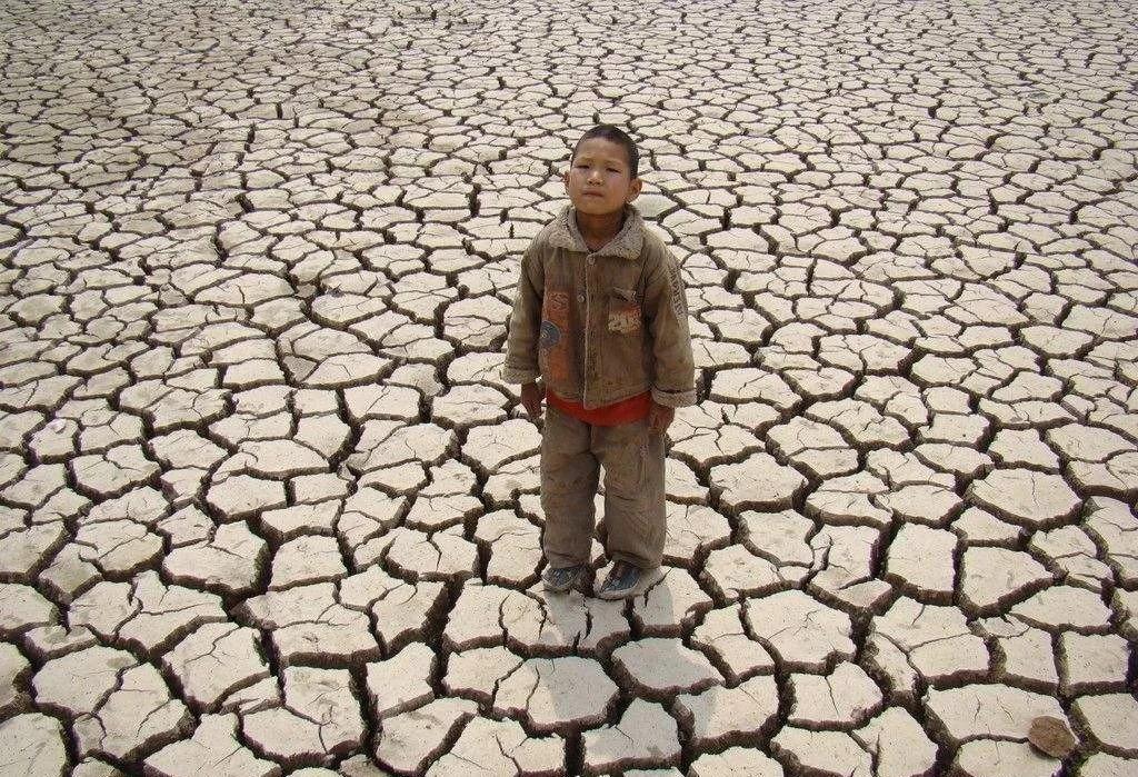 干旱地区儿童缺水图片