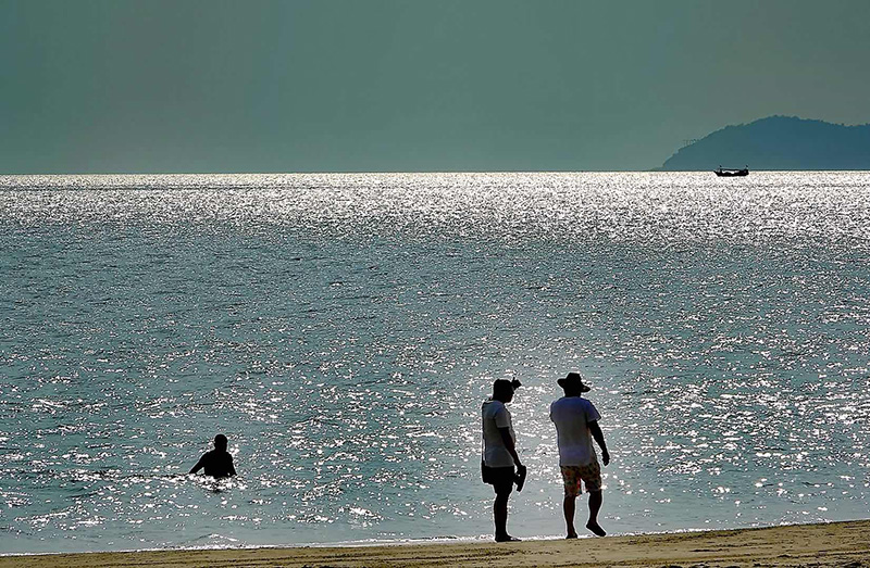 美文摄影夕阳下的玩海人