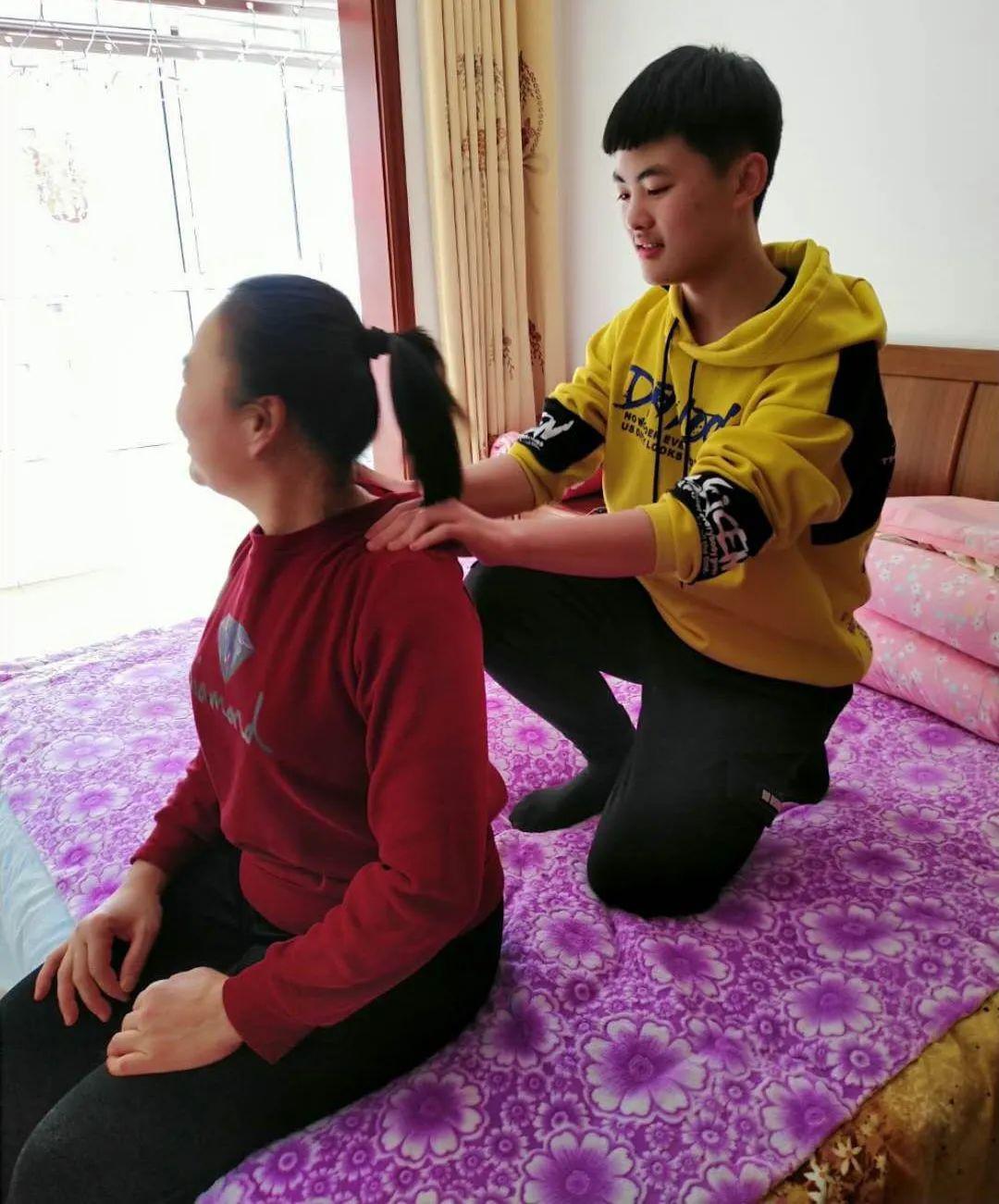 百善孝为先安中学子在行动二为辛勤的父母按摩
