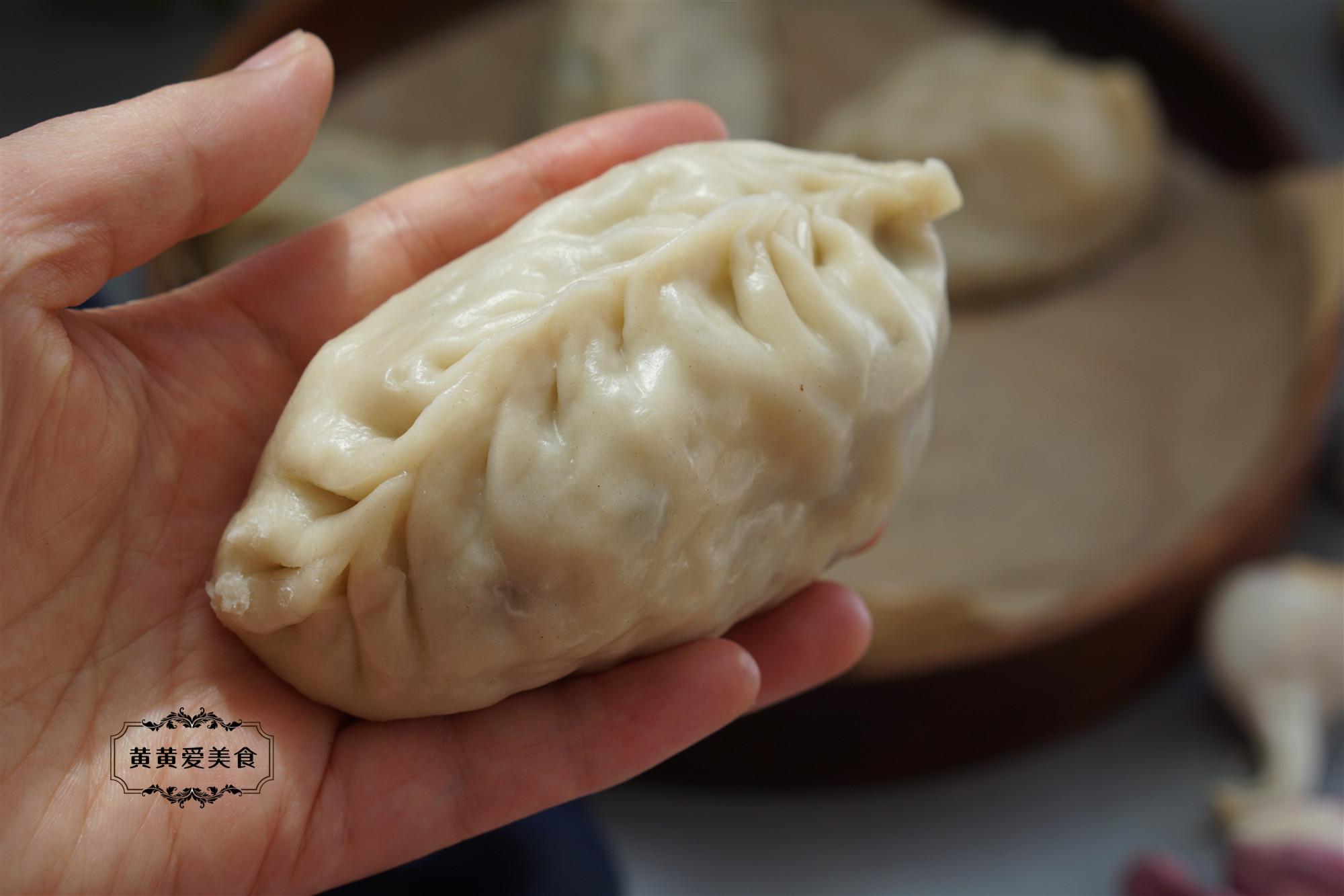 粉发酵的发面包子,另外一张就是凉水面做的包子,做凉水面包子不用发面