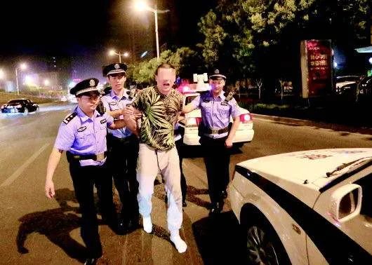 违法丨平潭男子酒后闹事袭警被抓,一车主变更车身颜色被罚_林某