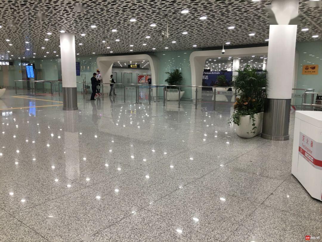 直击深圳宝安国际机场境外抵深旅客专车运离机场