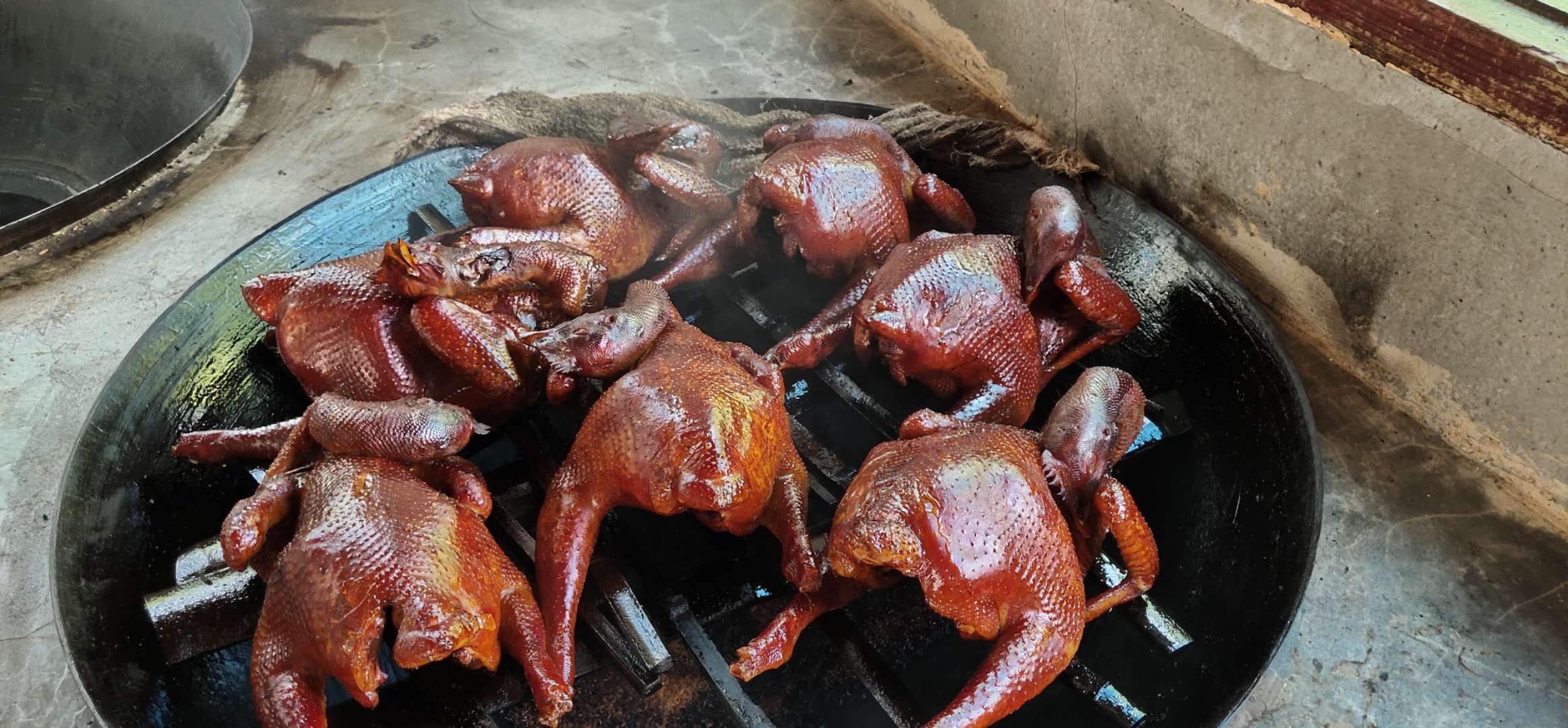 全南县大吉山镇党委书记代言传承百年的客家熏鸡每一口都是时间的味道