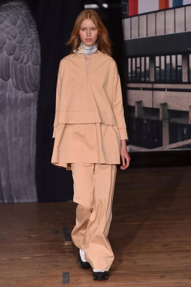 即使拥有北欧风的疏离和不迎合,但是烂漫的印花裙还是具有南欧的热情