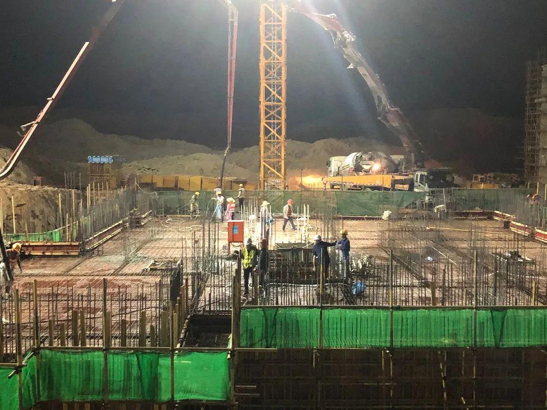 梧州绿地粤桂江南片区项目夜间施工同样热火朝天的施工场景也出现在