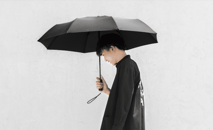 这是一款米家自动折叠伞,伞骨采用的是铝和玻纤材质,伞中棒采用的是