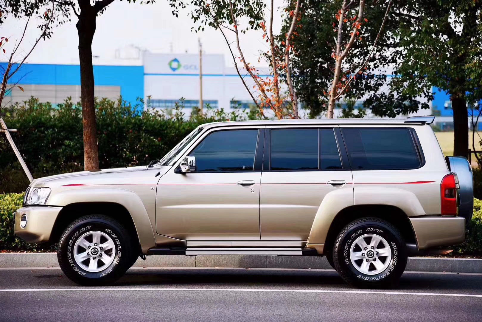 看惯了太多澳式重装范儿的日系越野车,今天这台y61可谓轻装上阵,但却