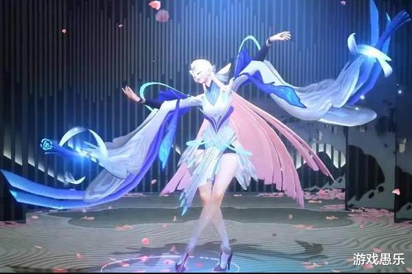 据看点君所知,古代四大美女都是跳舞之人,而貂蝉是以舞袖为主,就如这