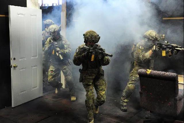 美国最强特警以前有多囧耍小聪明却不慎把人质全烧死