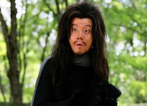 原创哮天犬陈创网晒健身图蓄胡须秀肌肉发型凌乱发际线堪忧