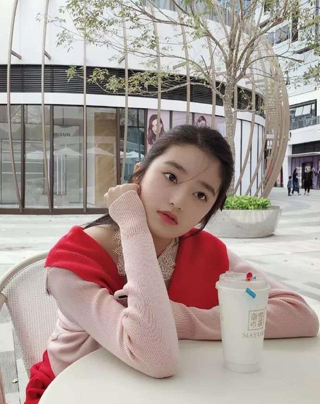 17岁柴蔚晒美照撞脸林青霞,网友大呼这是亲生女儿?