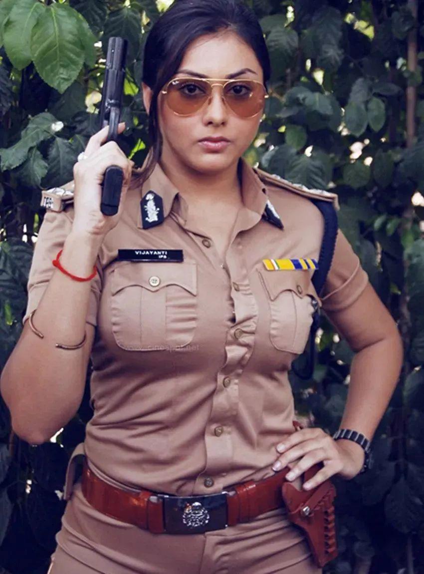 印度歌舞声中,本期就到这里啦,最后按惯例,文末福利~发张印度女警照片