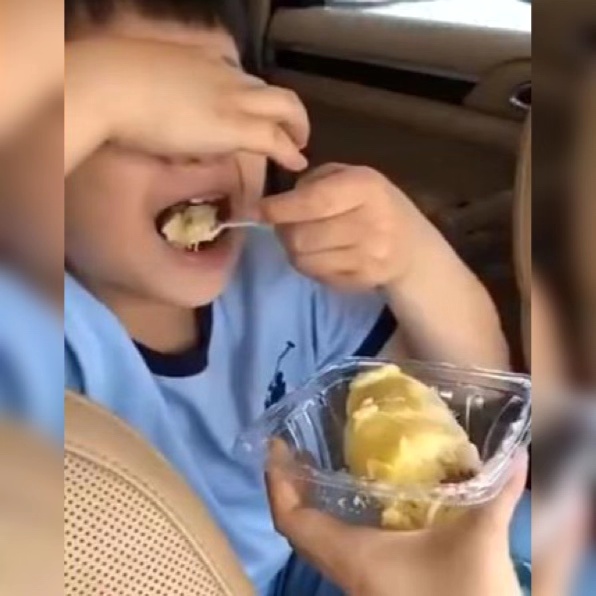 表情超丰富萌娃吃榴莲的样子走红网络网友心肌梗塞的感觉