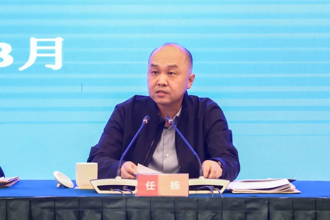 区委书记顾中明在一季度经济运行分析会上要求坚定争一流争第一信心