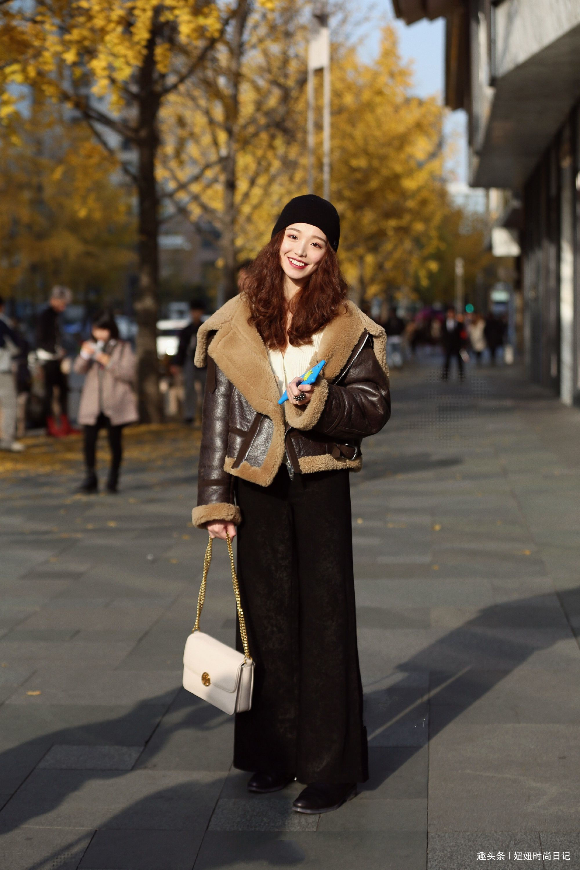 街拍:身材曼妙的小姐姐,抹胸裙穿搭,散发出迷人气息