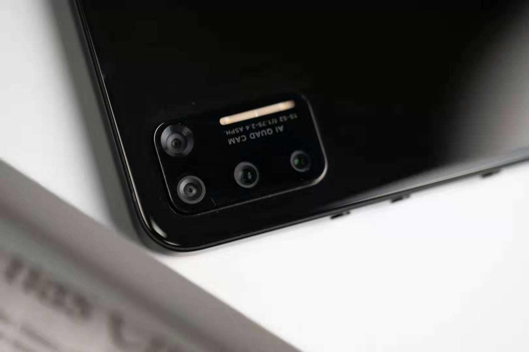 长方形摄像头矩阵设计可太有前瞻性了!2020 年大家都在用!