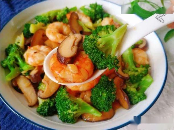 好吃不胖的西兰花香菇炒虾仁低脂低卡吃起来