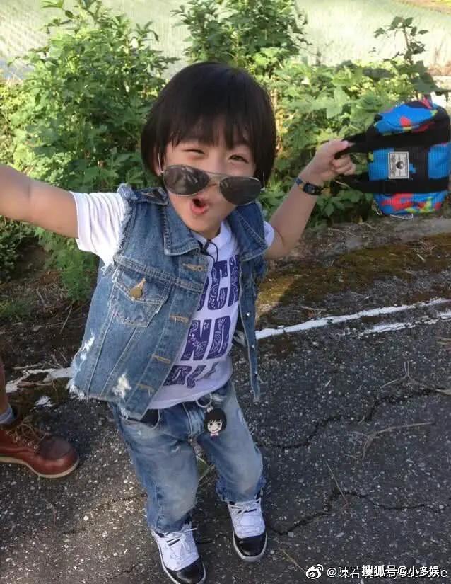 原创林志颖的忧伤11岁儿子kimi的背影都比他更大只黑米哥哥长大了