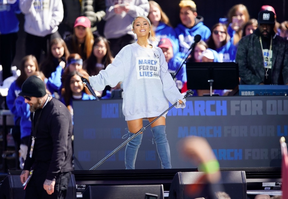 娇小a妹白发造型,下衣失踪穿法搭配长靴,简单时髦